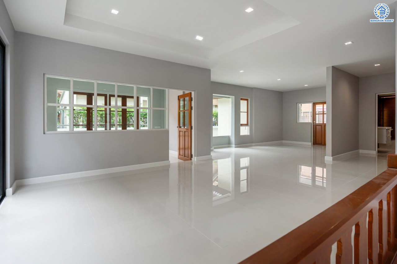 บ้านมือสองตกแต่งใหม่ แบรนด์ Q.House ม.ลัดดารมย์ ปิ่นเกล้า หลังใหญ่ตกแต่งเรียบหรู เนื้อที่ 92.8 ตร.ว. พื้นที่ใช้สอยเยอะถึง 320 ตร.ม. ฟังก์ชันจัดเต็ม 3 ห้องนอน 4 ห้องน้ำ 1 ห้องอเนกประสงค์ 1 ห้องแม่บ้าน จอดรถได้ 4 คัน พร้อม Living Room กว้าง บนทำเลศักยภาพ ใกล้เซ็นทรัลเวสต์เกต, วงเวียนพระราม5, ทางด่วน "กาญจนาภิเษก" และรถไฟฟ้า "สถานีตลาดบางใหญ่"